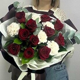 Букет розы красные,диантус "Керри"