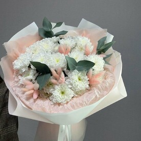 Букет с 5 хризантема кустовая "Альба"