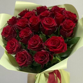 Букет из 19 красных роз