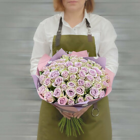 Букет из 51 сиреневой розы в упаковке Кения 40 см