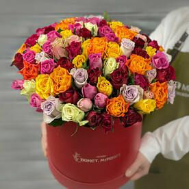 Букет из 101 разноцветной Кенийской розы в шляпной коробке