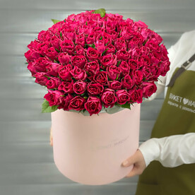 Букет из 101 малиновой Кенийской розы в шляпной коробке