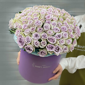 Букет из 101 сиреневой Кенийской розы в шляпной коробке