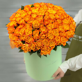 Букет из 101 оранжевой Кенийской розы в шляпной коробке