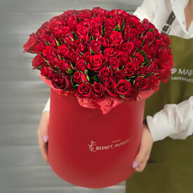 Букет из 101 красной Кенийской розы в шляпной коробке