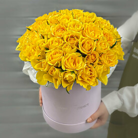 Букет из 51 желтой Кенийской розы в шляпной коробке