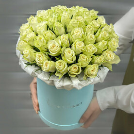 Букет из 51 белой Кенийской розы в шляпной коробке