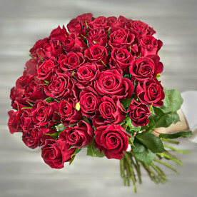 Букет из 35 красных роз с лентой Кения 40 см