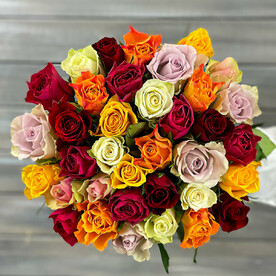 Букет из 35 разноцветных роз с лентой Кения 40 см