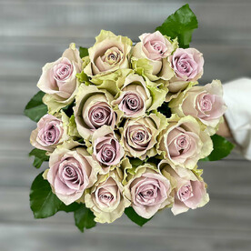 Букет из 15 сиреневых роз с лентой Кения 40 см