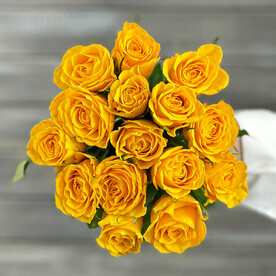 Букет из 15 желтых роз с лентой Кения 40 см