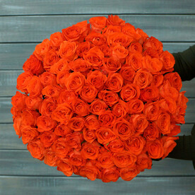 101 оранжевая роза с лентой Кения 40 см