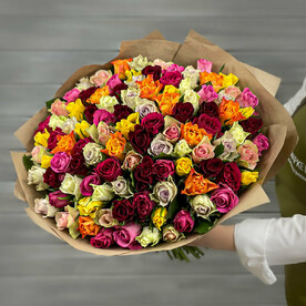 Букет из 101 разноцветной розы в крафте Кения 40 см