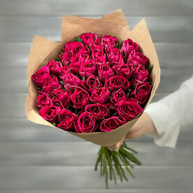 Букет из 33 малиновых роз в крафте Кения 40 см
