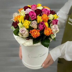 Букет из 35 разноцветных Кенийских роз в шляпной коробке