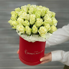 Букет из 35 белых Кенийских роз в шляпной коробке