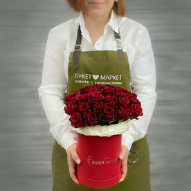 Букет из 35 красных Кенийских роз в шляпной коробке