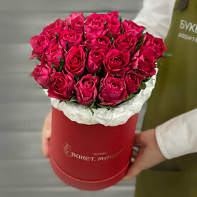 Букет из 25 малиновых Кенийских роз в шляпной коробке