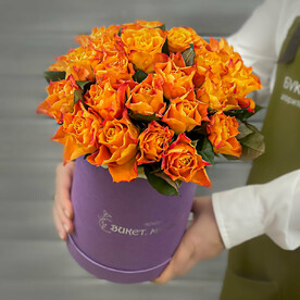 Букет из 25 оранжевых Кенийских роз в шляпной коробке