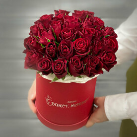 Букет из 25 красных Кенийских роз в шляпной коробке