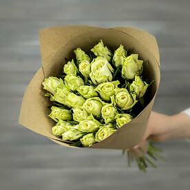 Букет из 25 белых роз в крафте Кения 40 см.