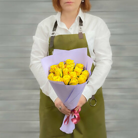 Букет из 15 желтых роз в упаковке Кения 40 см