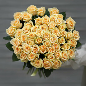 Букет из 51 кремовой розы (Россия) с лентой 60 см