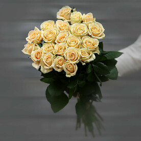 Букет из 19 кремовых роз (Россия) с лентой 60 см