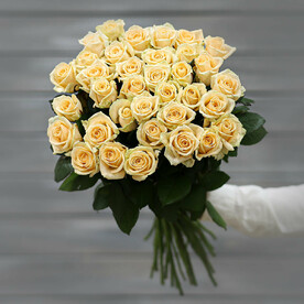 Букет из 29 кремовых роз (Россия) с лентой 60 см