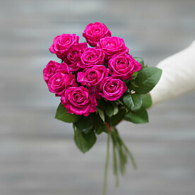 Букет из 11 малиновых роз (Россия) с лентой 60 см