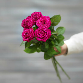 Букет из 5 малиновых роз (Россия) с лентой 60 см