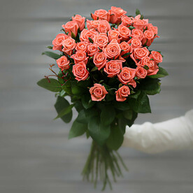 Букет из 33 коралловых роз (Россия) с лентой 60 см