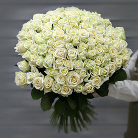 Букет из 101 белой розы (Россия) с лентой 60 см