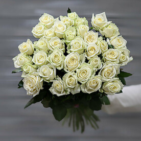 Букет из 35 белых роз (Россия) с лентой 60 см