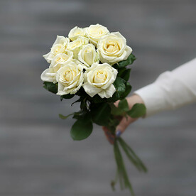 Букет из 9 белых роз (Россия) с лентой 60 см