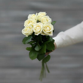 Букет из 7 белых роз (Россия) с лентой 60 см