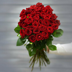 Букет из 35 красных роз (Россия) с лентой 60 см