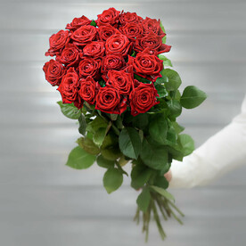 Букет из 23 красных роз (Россия) с лентой 60 см