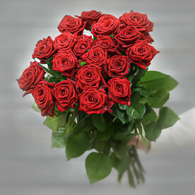 Букет из 17 красных роз (Россия) с лентой 60 см