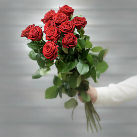 Букет из 11 красных роз (Россия) с лентой 60 см