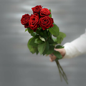 Букет из 5 красных роз (Россия) с лентой 60 см