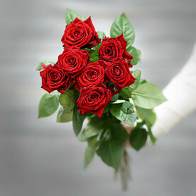 Букет из 7 красных роз (Россия) с лентой 60 см