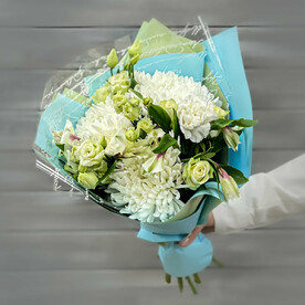 Букет из хризантем, роз, альстромерий и гвоздик