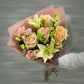 Букет из лизиантусов, роз и лилий