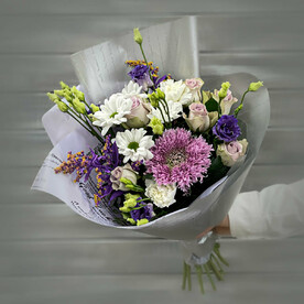 Букет из хризантем, лизиантусов и сиреневых роз