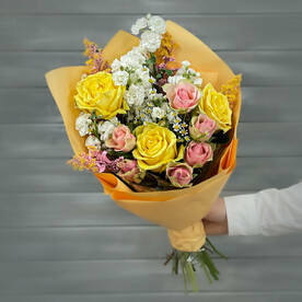 Букет из роз, маттиолы и солидаго