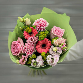Букет из гвоздик, гербер и роз
