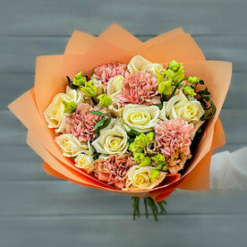 Букет из гвоздик, эустом и роз