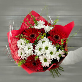 Букет из кустовых хризантем, роз и гербер