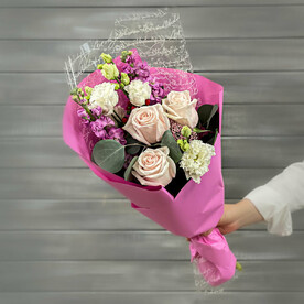 Букет из роз, эустом и маттиолы